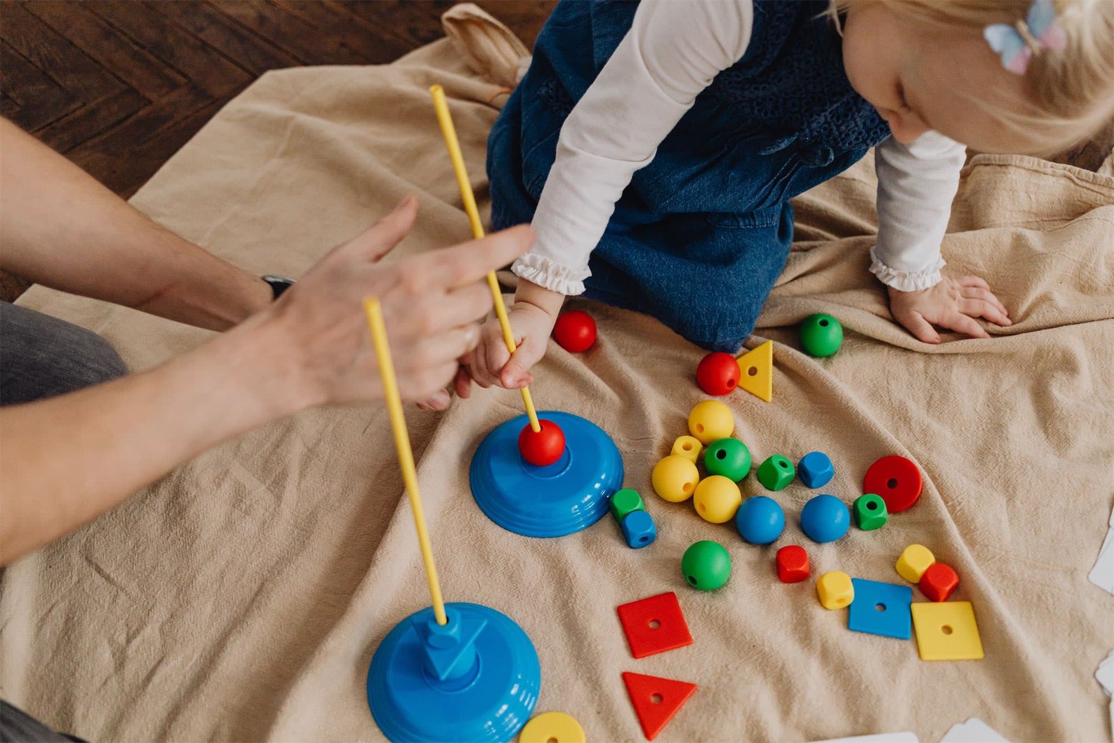 Niño realizando una actividad lúdica de motricidad e integración sensorial en terapia ocupacional infantil